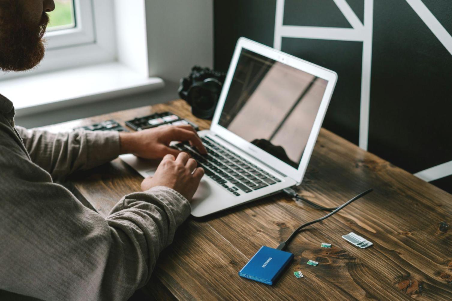 Équipe travaillant sur l'analyse de données financières