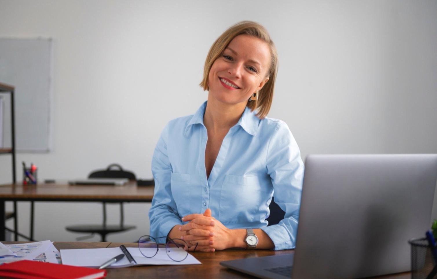Bureau de travail avec documents financiers et café