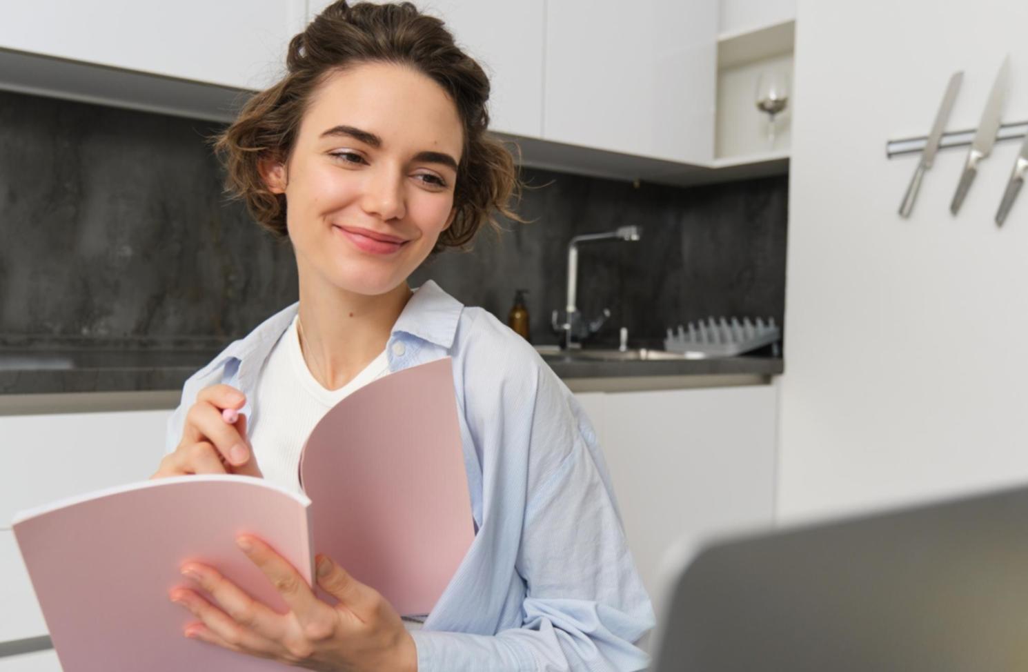 Session de travail collaborative sur l'analyse financière avec documents et ordinateurs