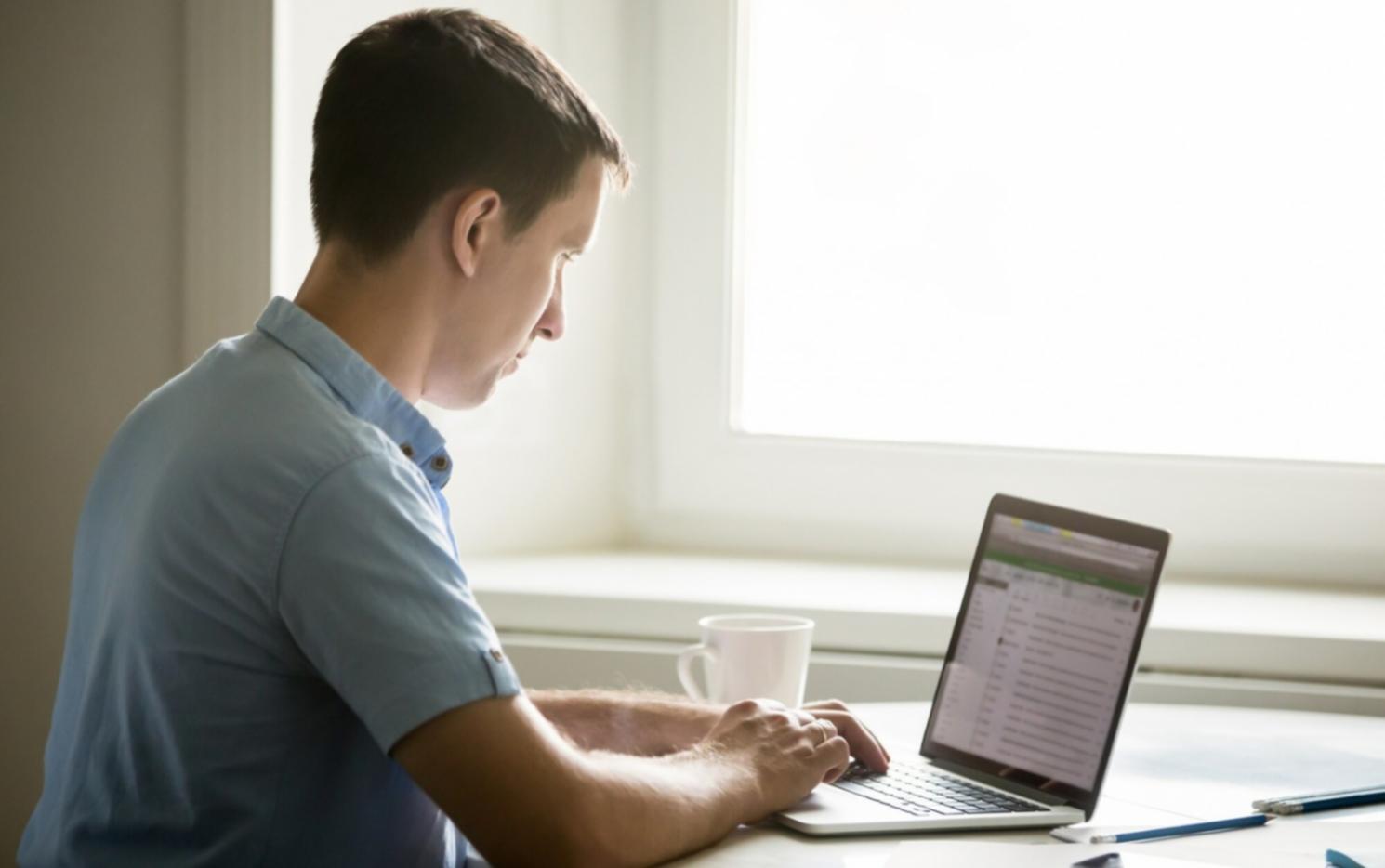 Espace de travail avec documents financiers et analyses